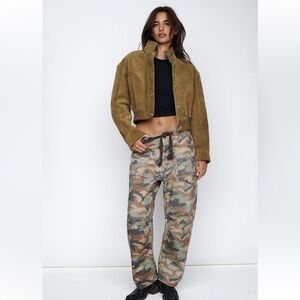 FREE PEOPLE MOXI PRINTED LOW SLUNG BARREL JEANS IN CAMO